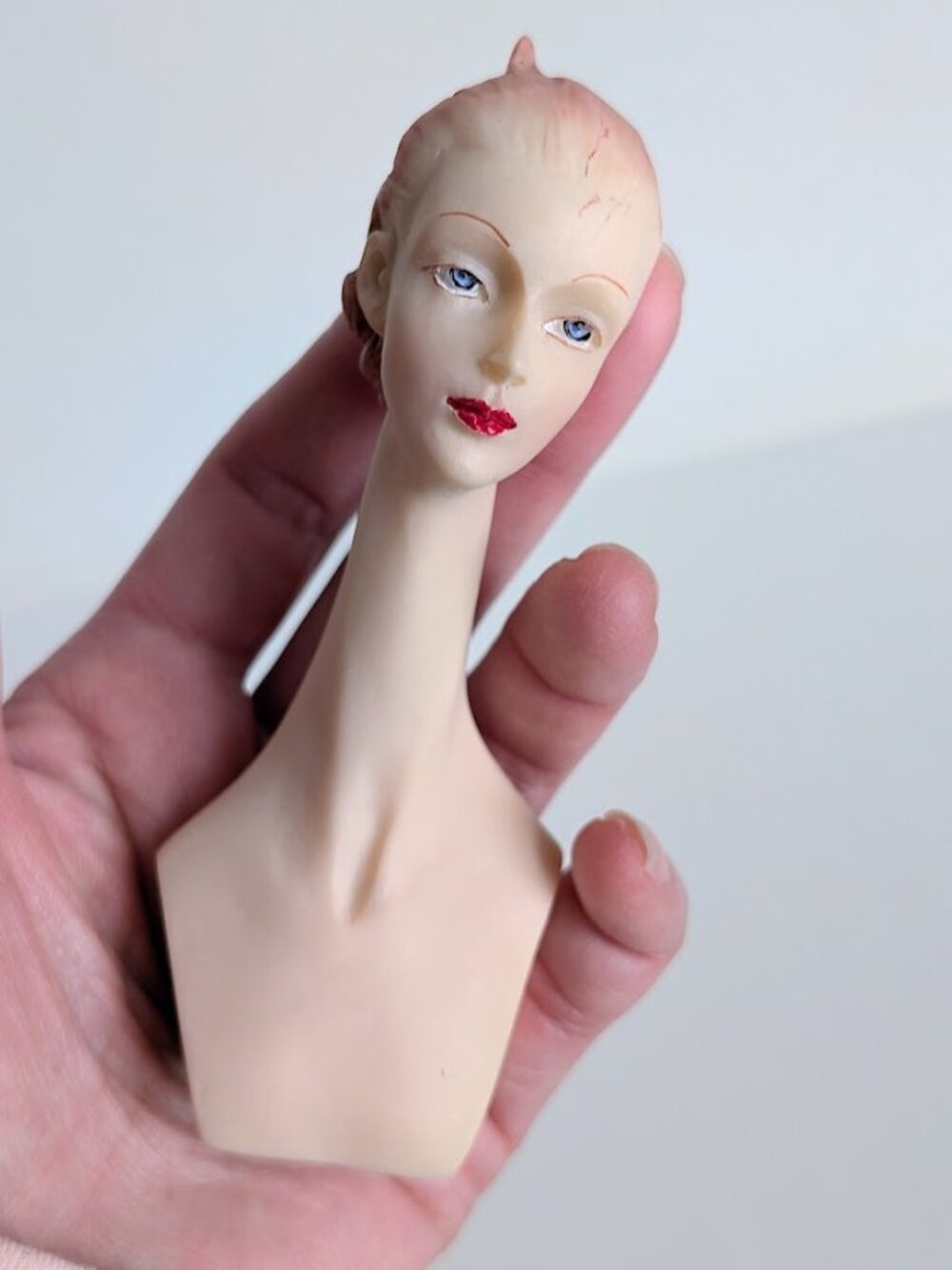 Vintage Direct Connection Miniature Female Mannequin Display Bust w/ Red Hat - Picture 8 of 13